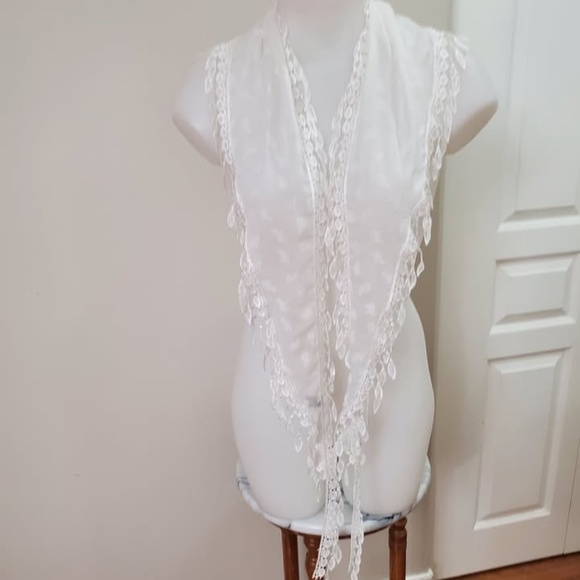 Beautiful crocheted trim scarf - Picture 4 of 4